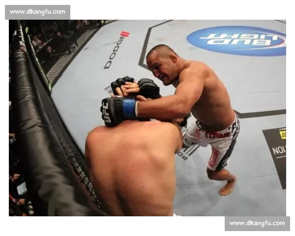 丹亨德森对决猿人宿命恩怨燃爆擂台的巅峰之战全面回顾与传奇时刻解析 丹亨德森对决猿人宿命恩怨燃爆擂台的巅峰之战全面回顾与传奇时刻解析